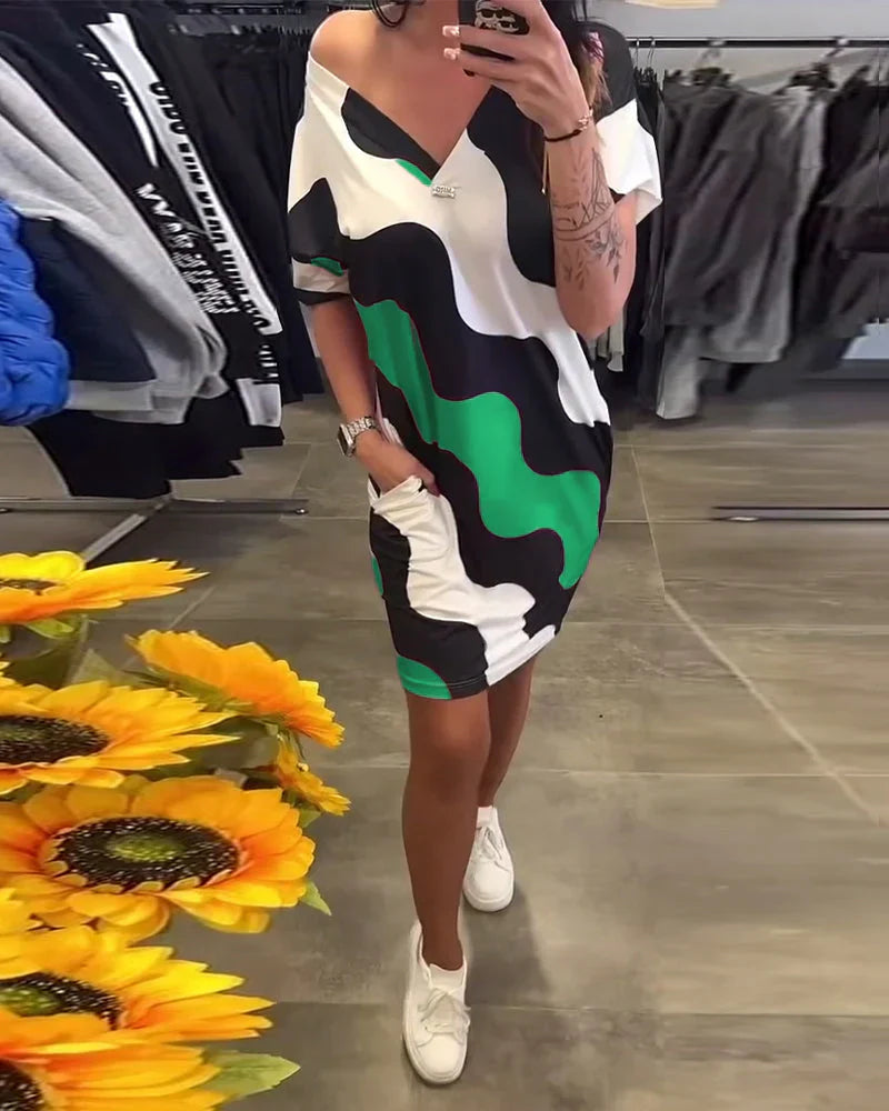 EWA | Sukienka z nadrukiem fal i dekoltem w serek